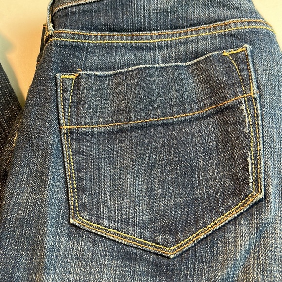 Old Navy size 2 short jeans good condition 99% cotton. 1% spandex. - Picture 2 of 4